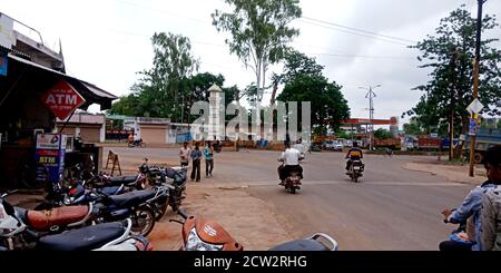 DISTRICT KATNI, INDE - 12 DÉCEMBRE 2019: Les Indiens vont pour le transport sur route. Banque D'Images