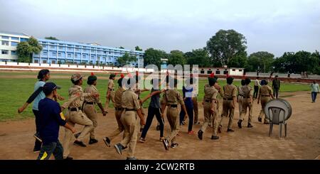 VILLE KATNI, INDE - 15 AOÛT 2019 : corps des cadets nationaux indiens filles de la CCN pratiquant pour le programme de parade sur le terrain de sport de la ville forester pour indépendants Banque D'Images