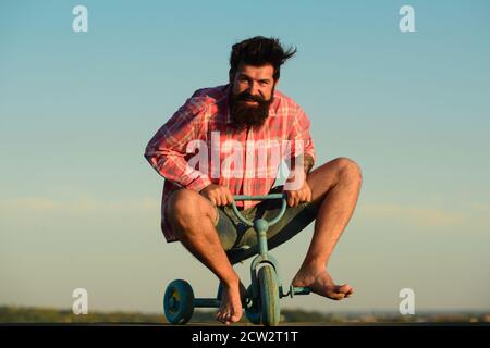 Drôle d'homme hippster à vélo.