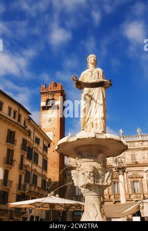 Fontana dei Madonna Verona avec Palazzo Maffei et Torre del Gardello en arrière-plan Banque D'Images