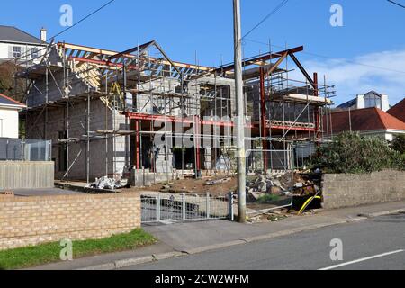 Une maison de construction traditionnelle en construction montrant un cadre en acier et des parois internes/externes de bloc de brise, construction traditionnelle très robuste. Banque D'Images