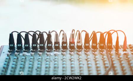 Console de mixage DJ, contrôleur de mixage de son noir avec volume et microphone à prise Banque D'Images