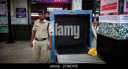 DISTRICT DE JABALPUR, INDE - 18 SEPTEMBRE 2019 : officier de police indien en service à la porte d'entrée de contrôle des bagages. Banque D'Images