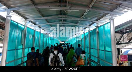 DISTRICT KATNI, INDE - 17 SEPTEMBRE 2019 : les Indiens se rassemblent dans le hall du pont de passage à niveau. Banque D'Images
