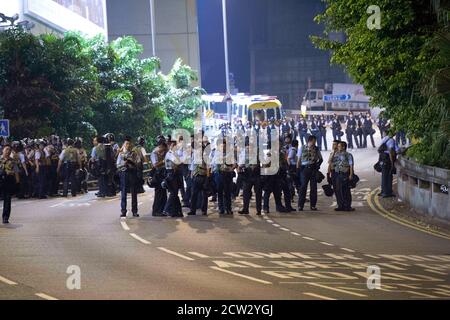 Hong Kong, Hong Kong, Chine. 28 septembre 2014. Les manifestations en faveur de la démocratie se propagent à Hong Kong. La police attend dans la rue bloquée de Hong Kong Park Cotton Tree Drive et de l'ambassade américaine. Crédit : Jayne Russell/ZUMA Wire/Alay Live News Banque D'Images