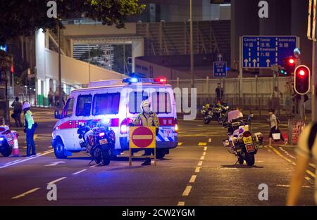 Hong Kong, Hong Kong, Chine. 28 septembre 2014. Les manifestations en faveur de la démocratie se propagent à Hong Kong. La police attend dans la rue bloquée de Hong Kong Park Cotton Tree Drive et de l'ambassade américaine. Crédit : Jayne Russell/ZUMA Wire/Alay Live News Banque D'Images