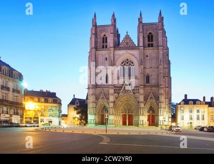 Vue de nuit sur la cathédrale saint Pierre dans la ville de Nantes en France Banque D'Images