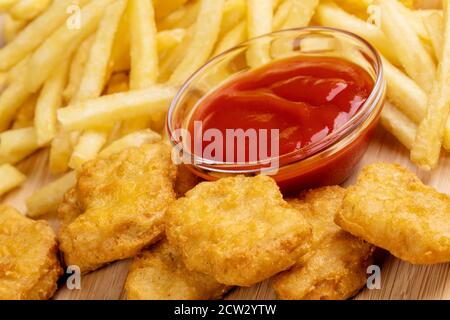 Gros plan de délicieux nuggets de poulet et frites avec ketchup Banque D'Images