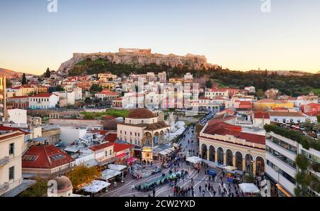 Athènes, Grèce - la place Monastiraki et l'ancienne Acropole Banque D'Images