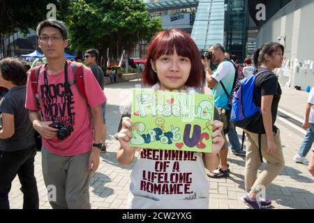 Hong Kong, Hong Kong, Chine. 5 octobre 2014. La révolution des parapluies de 2014; Gwen Chan, 14 ans, offre des hugs gratuits sur le chemin Harcourt à l'extérieur des bureaux du gouvernement. Crédit : Jayne Russell/ZUMA Wire/Alay Live News Banque D'Images