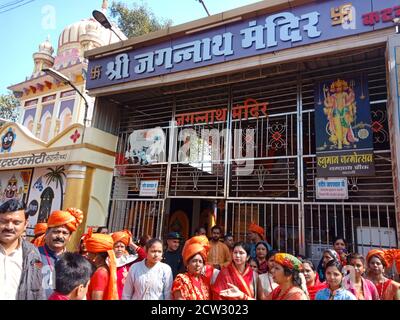 DISTRICT KATNI, INDE - 09 FÉVRIER 2020: Village asiatique les gens traditionnels participant au rassemblement religieux sur la route pour jagannath Rath yatra. Banque D'Images