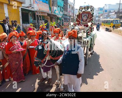 DISTRICT KATNI, INDE - 09 FÉVRIER 2020 : Homme traditionnel indien tenant le cheval Bridle pour un rassemblement religieux sur la route de jagannath Rath yatra. Banque D'Images