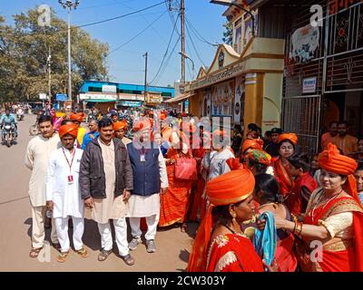 DISTRICT KATNI, INDE - 09 FÉVRIER 2020: Les gens traditionnels des villes asiatiques participant à un rassemblement religieux sur la route pour jagannath Rath yatra. Banque D'Images