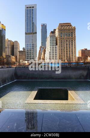 New York City - 15 avril : Le One World Trade Center et memorial site dans New York avec ciel bleu le 15 avril 2016 Banque D'Images
