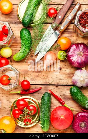 Conserve les légumes dans des bocaux en verre.divers légumes en conserve Banque D'Images