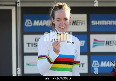 Podium Anna Van der Breggen des pays-Bas 1ère place lors des Championnats du monde de route 2020 de l'UCI, course de route féminine élite, le 26 septembre 2020 à l'Aut Banque D'Images