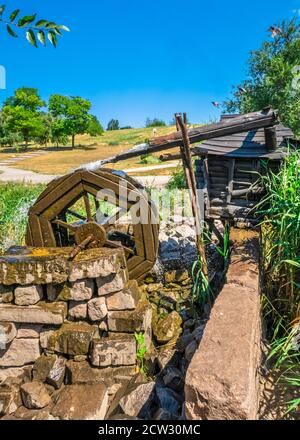 Zaporozhye, Ukraine 07.21.2020. Moulin à eau dans le parc de Voznesenovsky à Zaporozhye, Ukraine, le matin d'été ensoleillé Banque D'Images