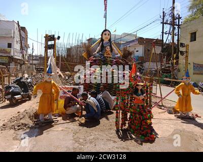 DISTRICT KATNI, INDE - 21 MARS 2020 : préparation de Holika dahan sur la route avec des cries de vache sur la route. Banque D'Images