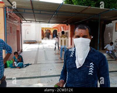 DISTRICT KATNI, INDE - 08 JUILLET 2020 : mâle traditionnel indien portant un masque facial pour la protection contre le coronavirus dans un lieu religieux hindou pendant le voyage. Banque D'Images