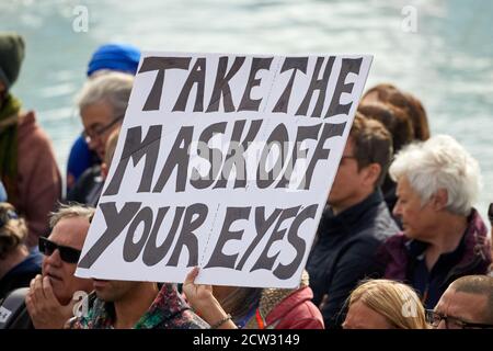 Londres, Royaume-Uni. - 26 septembre 2020 : un écriteau critique des règlements gouvernementaux pendant la pandémie du coronavirus est tenu en altitude à une manifestation à Trafalgar Square. Banque D'Images