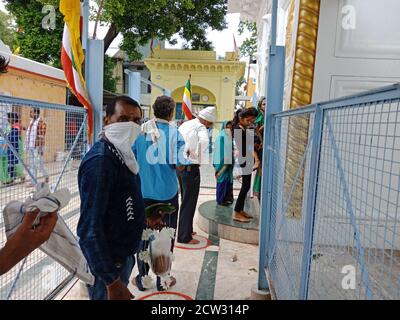 DISTRICT KATNI, INDE - 08 JUILLET 2020 : les Indiens traditionnels dans un lieu religieux hindou en voyage. Banque D'Images