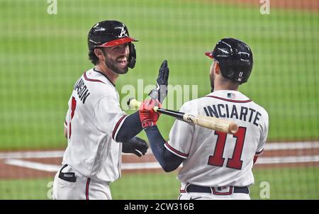 Atlanta, Géorgie, États-Unis. 26 septembre 2020. L'arrêt court Dansby Swanson d'Atlanta Braves (à gauche) célèbre après avoir fait une course à domicile pendant le cinquième repas d'un match MLB contre le Boston Red Sox au Truist Park à Atlanta, GA. Austin McAfee/CSM/Alamy Live News Banque D'Images