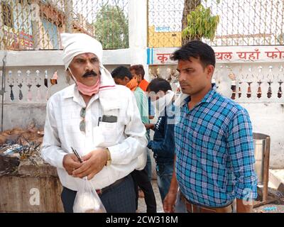 DISTRICT KATNI, INDE - 08 JUILLET 2020 : les habitants de la ville traditionnelle indienne se pressent dans un lieu religieux hindou pendant leur voyage. Banque D'Images