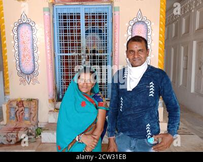 DISTRICT KATNI, INDE - 08 JUILLET 2020 : mari et femme indiens debout ensemble au temple hindou Saint, visite et voyage avec concept de famille. Banque D'Images