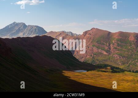Vue incroyable sur les Rocheuses du Colorado depuis la frigitive Air Pass sur le four Pass Loop près d'Aspen, Colorado. Banque D'Images