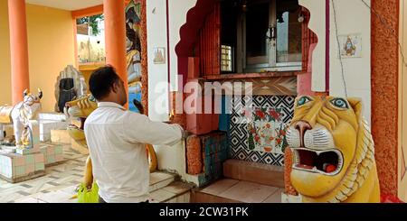 DISTRICT KATNI, INDE - 13 DÉCEMBRE 2019 : un mâle traditionnel indien qui priait devant dieu à Lord durga dans un temple hindou. Banque D'Images