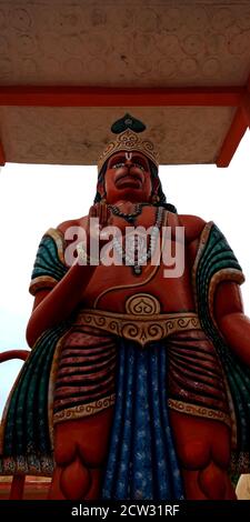 DISTRICT KATNI, INDE - 13 DÉCEMBRE 2019 : temple du seigneur géant Hanuman vue vers le bas jusqu'à l'image sur fond de ciel. Banque D'Images