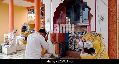 DISTRICT KATNI, INDE - 13 DÉCEMBRE 2019 : homme traditionnel indien priant devant dieu à Lord durga dans le temple hindou. Banque D'Images