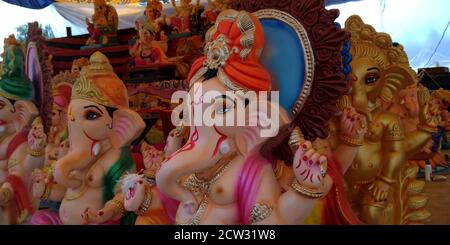 DISTRICT KATNI, INDE - 12 SEPTEMBRE 2019 : Lord Ganesha sol fait statue colorée présentée à la vente. Banque D'Images