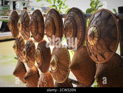 Chapeaux de paille coniques birmans vendus dans une petite boutique à min Kun, Myanmar Banque D'Images