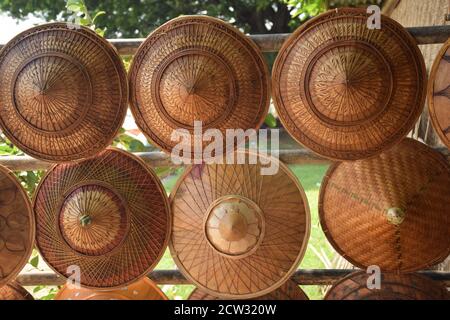 Chapeaux de paille coniques birmans vendus dans une petite boutique à min Kun, Myanmar Banque D'Images