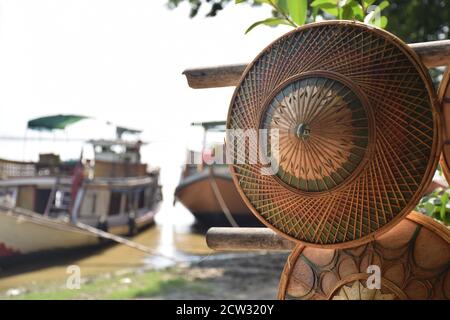 Chapeaux de paille coniques birmans vendus dans une petite boutique à min Kun, Myanmar Banque D'Images