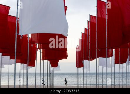 Poole, Royaume-Uni. 27 septembre 2020. Une œuvre de Luke Jerram intitulée "in Memoriam" a ben installé sur la plage de Sandbanks à Poole dans le cadre du festival des arts de Bournemouth by the Sea. La mer des drapeaux composée de 100 draps de lit en forme de croix rouge sur fond blanc offre au public un endroit à visiter pour se souvenir de ceux qui sont morts pendant la pandémie COVID-19 et pour rendre hommage aux travailleurs du NHS et aux bénévoles qui s'occupent de lui pour tous ceux qui sont touchés par la crise. Credit: Richard Crease/Alay Live News Banque D'Images