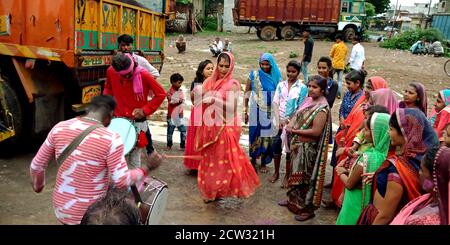 DISTRICT KATNI, INDE - 12 SEPTEMBRE 2019 : groupe de femmes du village indien dansant ensemble pour le spectacle de route traditionnel religieux hindou à Lord Ganesha imm Banque D'Images