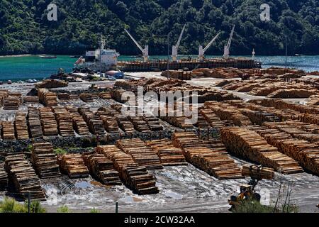 Grumes de pin chargées sur un navire pour exportation à Shakespeare Bay, Waimahara Wharf, Port Marlborough, Marlborough Sounds, Nouvelle-Zélande. Banque D'Images