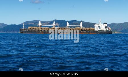 Marlborough Sounds, Nouvelle-Zélande - 19 septembre, 2020: XING RONG HAI en vrac porteur chargé de grumes de pin, laissant les Marlborough Sounds, Nouvelle-Zélande. Banque D'Images