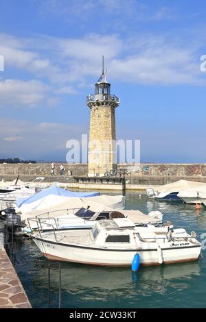 Vue sur le port de Desenzano. Desenzano est une station balnéaire au bord du lac de Garde dans le nord-est de l'Italie. Banque D'Images