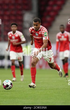 Mayence, Allemagne. 26 septembre 2020. Football: Bundesliga, FSV Mainz 05 - VfB Stuttgart, 2ème match dans la Opel Arena. Le Mayence Robin Quaison. Crédit : Thomas Frey/dpa - REMARQUE IMPORTANTE : Conformément aux règlements de la DFL Deutsche Fußball Liga et de la DFB Deutscher Fußball-Bund, il est interdit d'exploiter ou d'exploiter dans le stade et/ou à partir du jeu pris des photos sous forme d'images de séquences et/ou de séries de photos de type vidéo./dpa/Alay Live News Banque D'Images