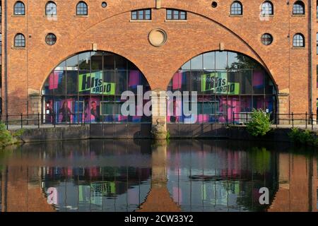 Hits entrée radio, Castlefield, Manchester, Royaume-Uni avec réflexion dans le canal. Banque D'Images