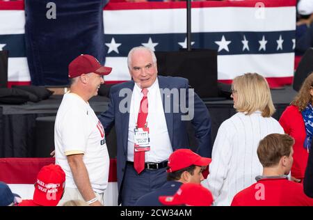 Middletown, États-Unis. 26 septembre 2020. Le représentant AMÉRICAIN Mike Kelly (au centre) assiste au rassemblement du président Trump MAGA pour l'élection présidentielle de 2020 à l'aéroport de Harrisburg. Le nom officiel du rallye est le grand retour américain. L'événement a eu lieu dans l'air. Beaucoup de partisans et de membres du personnel du président Trump ne portaient pas de masques faciaux, mais ils étaient disponibles pour tous à l'entrée ainsi que pour les désinfectants pour les mains. (Photo de Lev Radin/Pacific Press) crédit: Pacific Press Media production Corp./Alay Live News Banque D'Images