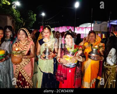 DISTRICT KATNI, INDE - 09 DÉCEMBRE 2019: Groupe de femmes traditionnelles indiennes tenant un plateau religieux pour accueillir l'invité la nuit. Banque D'Images