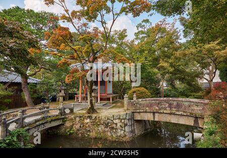 Les ponts en pierre sur le cours d'eau jusqu'au petit sanctuaire sur le territoire du temple Kiyomizu-dera (eau pure). Kyoto. Japon Banque D'Images