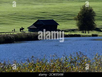 Mittenwald, Allemagne. 27 septembre 2020. Une femme pilote va faire une promenade matinale avec sa famille au Schmalensee, dans la région de Karwendel, au nord de Mittenwald, en haute-Bavière. Credit: Angelika Warmuth/dpa/Alamy Live News Banque D'Images