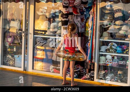 Vue sur les fenêtres de la boutique de souvenirs sur le remblai de la mer noire de Sotchi dans la région de Krasnodar, Russie Banque D'Images