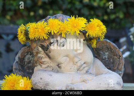 figurine ange avec couronne de fleurs de pissenlit Banque D'Images