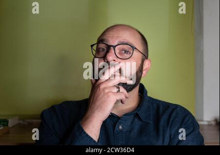 L'homme a l'air attentif et attend dans l'appareil photo Banque D'Images